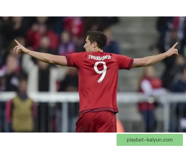 莱万多夫斯基近期沙特转会传闻引发关注，保持稳定状态仍为球队关键。